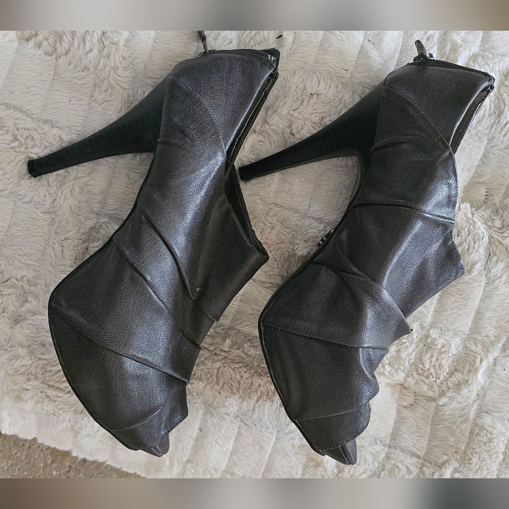 Vera Wang Saville Grey Platform Bootie - 9M